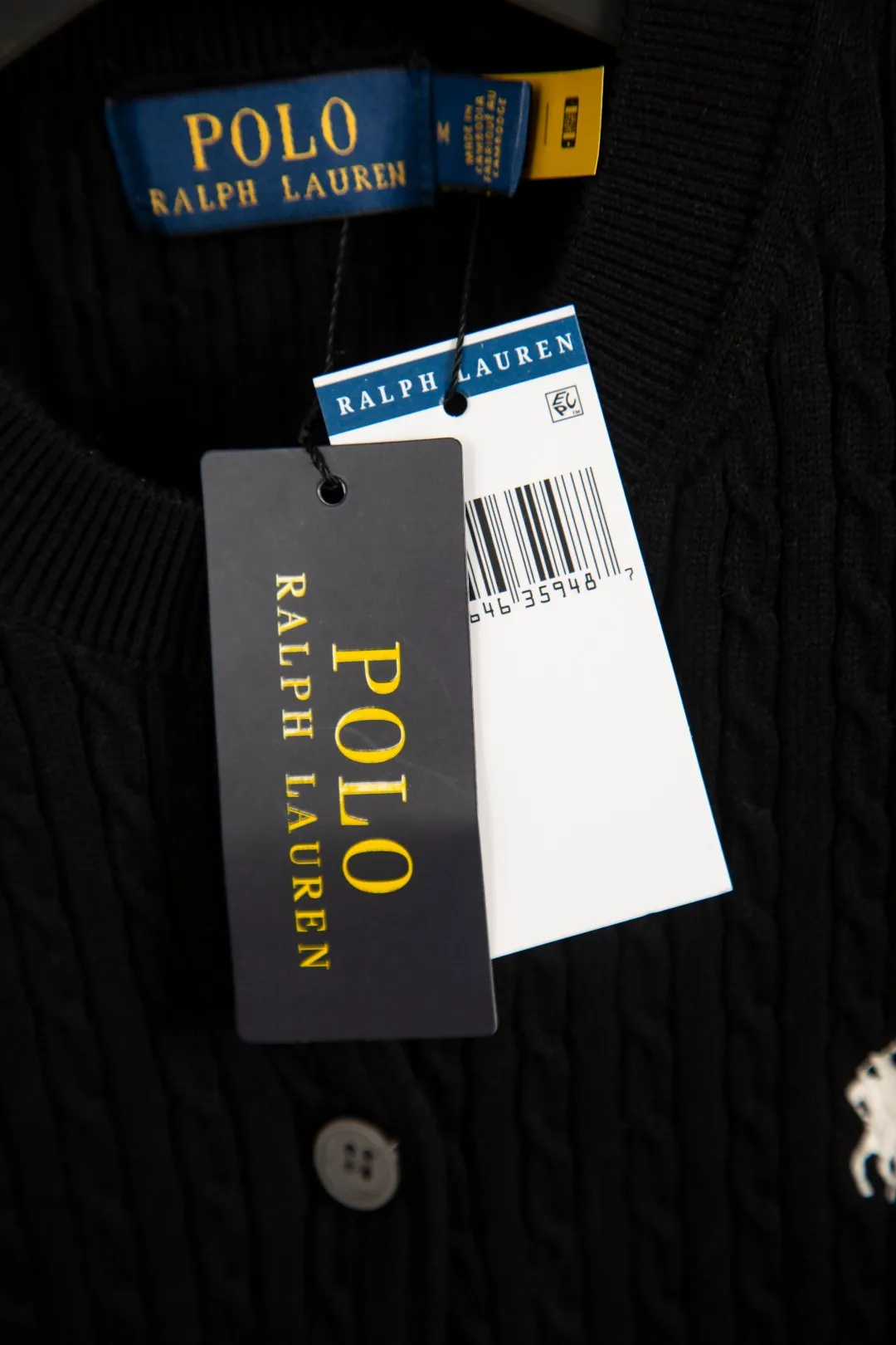 P196 Actual photo [Evergreen for all seasons] Style number: 25123# Color: black/navy blue/almond/white Size: S-XL - Ralph Lauren/Ralph Lauren 2025FW Zhao Lusi's same solid color logo knitted versatile fine twist knitted buttoned long-sleeved cardigan - RL's classic fine twist cardigan 21S quality cotton yarn A cardigan that can be worn in all seasons Can be matched inside or outside Simple and clean basic color matching The upper body is clean and flawless. The comfort brought by imported cotton yarn is soft. An item that cannot be rejected.
